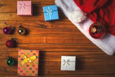 Noel süsleri. Oyuncak toplar, Noel Baba şapkası, Hediyelik boxies ile tatil kompozisyon. Üstten görünüm.