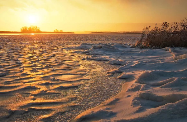 Winterlandschaft Mit Gefrorenem See Und Feurigem Himmel Bei Sonnenuntergang Zusammensetzung — Stockfoto