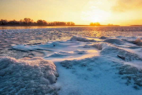 Zimní Krajina Zamrzlé Jezero Ohnivé Nebe Složení Přírody — Stock fotografie