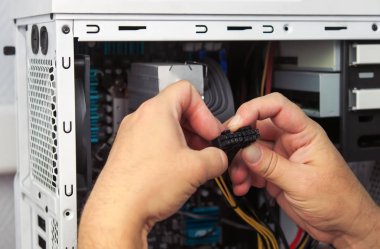 Bilgisayar teknisyeni bir bilgisayar toplanır. Bir ev Pc kurmak