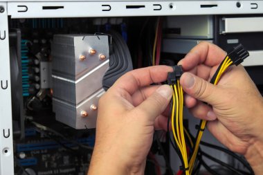 Bilgisayar teknisyeni bir bilgisayar toplanır. Bir ev Pc kurmak