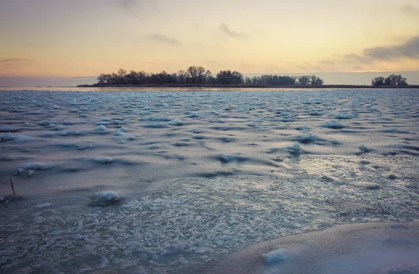 冬季景观与冰冻的湖面和落日的天空 自然的组成 — 图库照片