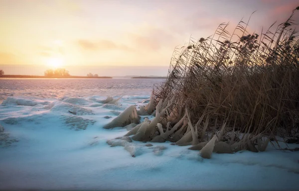 Zimní Krajina Zamrzlé Jezero Ohnivé Nebe Složení Přírody — Stock fotografie