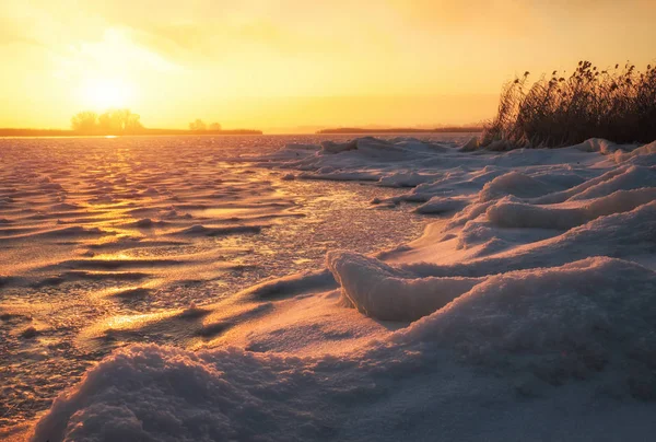 Paisaje Invernal Con Lago Congelado Cielo Ardiente Puesta Sol Composición —  Fotos de Stock