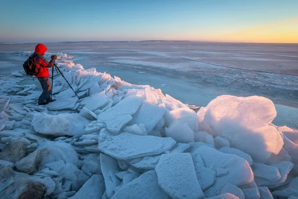 Фотограф Фотографирует Берегу Реки Зимой — стоковое фото