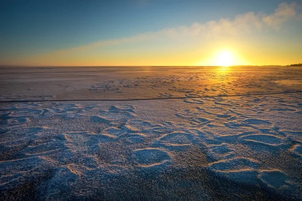 Paisaje Invernal Con Lago Puesta Sol Cielo Ardiente Composición Naturaleza — Foto de Stock