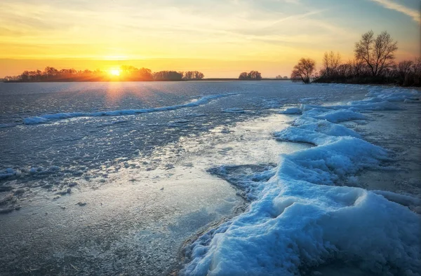 Schöne Winterlandschaft Mit Gefrorenem See Und Sonnenuntergang Zusammensetzung Der Natur — Stockfoto