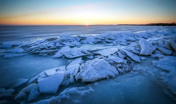 Χειμερινό Τοπίο Παγωμένη Λίμνη Και Ηλιοβασίλεμα Πύρινο Ουρανό Σύνθεση Της — Φωτογραφία Αρχείου