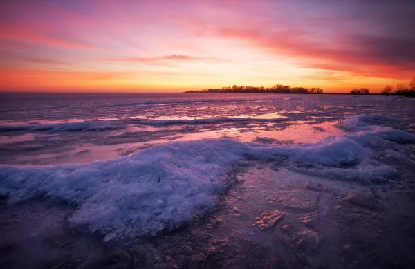 Paesaggio Invernale Con Fiume Ghiacciato Cielo Ardente Tramonto — Foto Stock