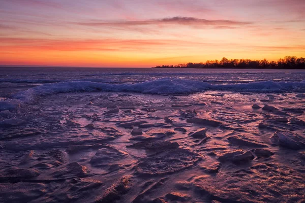 Pejzaż Zimowy Rzeki Zamrożony Zachód Słońca Niebo Ognisty — Zdjęcie stockowe