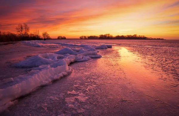 Zimní Krajina Zamrzlou Řeku Slunce Ohnivé Nebe — Stock fotografie