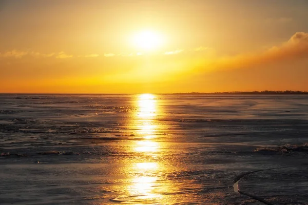 Vinter Landskap Med Frusna Sjön Och Solnedgången Brinnande Himmel Sammansättningen — Stockfoto