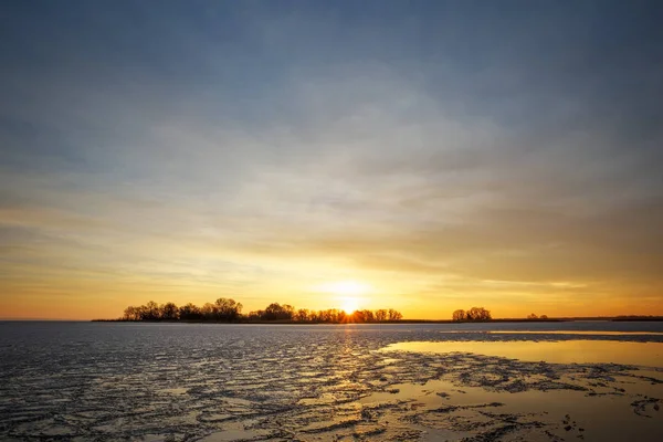 Winterlandschaft Mit Gefrorenem Fluss Und Feurigem Himmel Bei Sonnenuntergang — Stockfoto