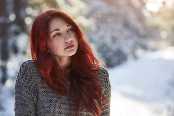 Schöne Charmante Mädchen Mit Roten Haaren Winterpark Versonnener Verträumter Liebevoller — Stockfoto