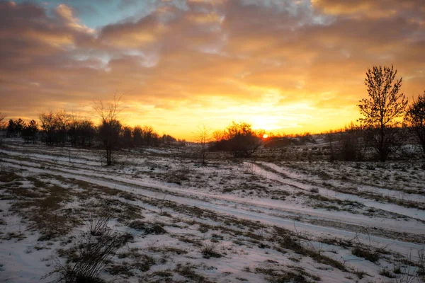 Schotterpiste Durch Ein Schneefeld Der Morgendämmerung Oder Dämmerung Eine Schneebedeckte — Stockfoto