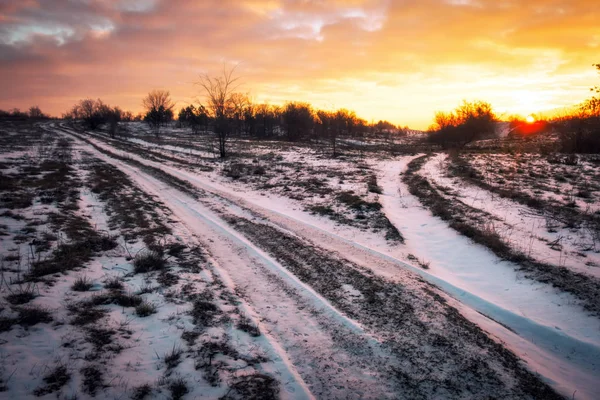 Schotterpiste Durch Ein Schneefeld Der Morgendämmerung Oder Dämmerung Eine Schneebedeckte — Stockfoto