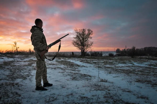Caza Invierno Amanecer Hunter Moviéndose Con Escopeta Buscando Presas — Foto de Stock