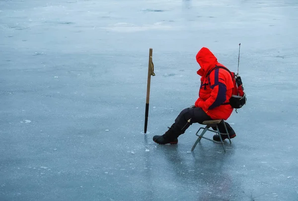 Ung Man Fiske Från Ett Hål Isen Vinter Fiske — Stockfoto