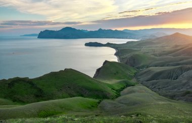 Sea Spring Körfezi. Dağın manzarası. Doğa bileşimi.