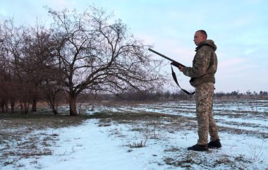 Avcılık kış. Hareketli ile av tüfeği ve seyir için av avcı.