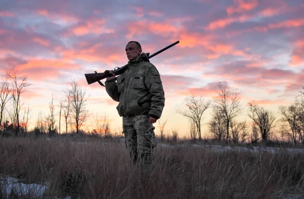 Zimowych Polowań Wschodzie Słońca Hunter Shotguna Patrząc Zdobycz — Zdjęcie stockowe