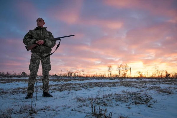 Winterjagd Bei Sonnenaufgang Jäger Bewegt Sich Mit Schrotflinte Auf Beutesuche — Stockfoto