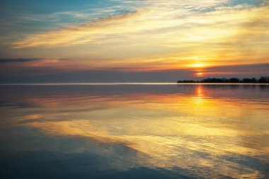 Mavi gökyüzü ve deniz ile deniz manzarası. Şafakta plaj