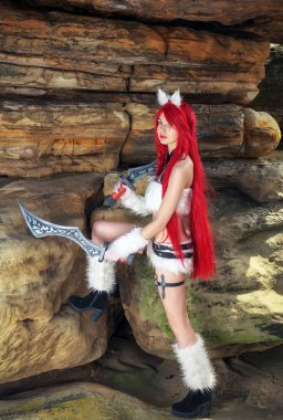 Dağ alanında iki kılıç ile güzel kadın karakter. Fas