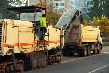 Yol Kazıma Makinesi İnşaat Sırasında Eski Asfalt Kaldırır. R