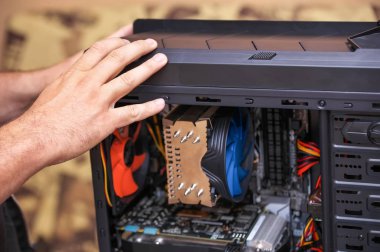 Bilgisayar teknisyeni bir bilgisayar toplanır. Bir ev Pc kurmak