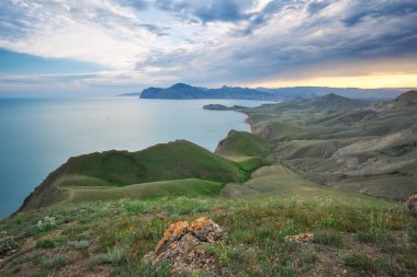Sea Spring Körfezi. Dağın manzarası. Doğa bileşimi.