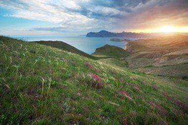 Sea Spring Körfezi. Dağın manzarası. Doğa bileşimi.