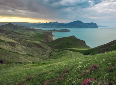 Sea Spring Körfezi. Dağın manzarası. Doğa bileşimi.