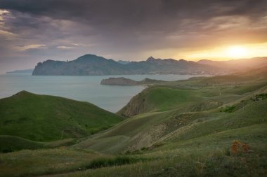 Sea Spring Körfezi. Dağın manzarası. Doğa bileşimi.