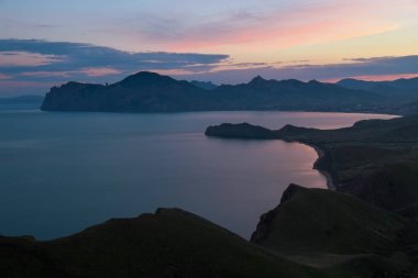 Gün batımında deniz bahar ı. Dağdan manzara. Doğa composi