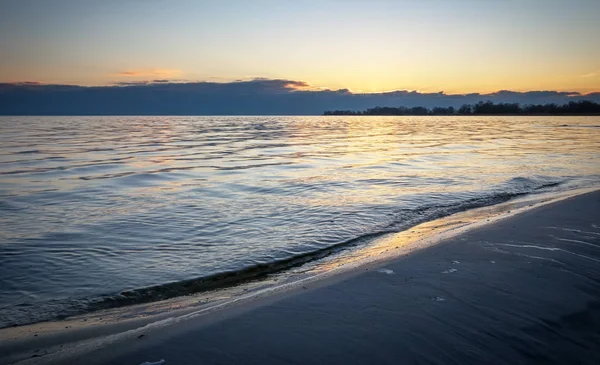 Морской пейзаж с голубым небом и морем. Пляж на пляже — стоковое фото