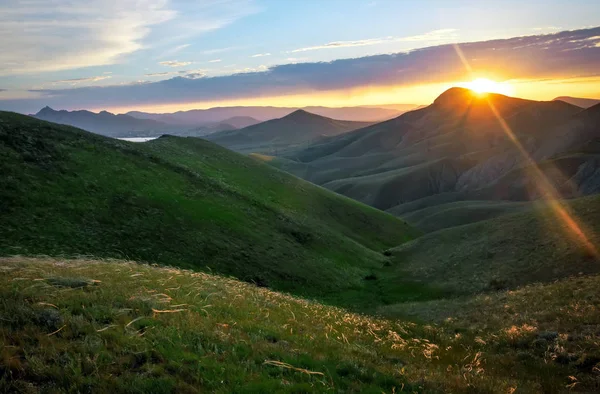 Gün doğarken Dağ Vadisi. Doğal yaz manzarası