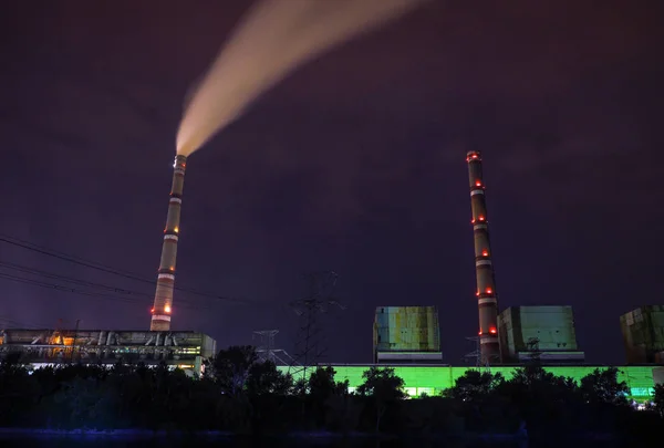 Elektrownia z rurami w nocy. Ciemne zdjęcie — Zdjęcie stockowe