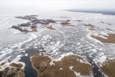 Bir arka plan olarak deniz kıyısında donmuş buz, bir kuş bakışı