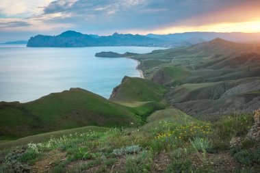 Sea Spring Körfezi. Dağın manzarası. Doğa bileşimi.