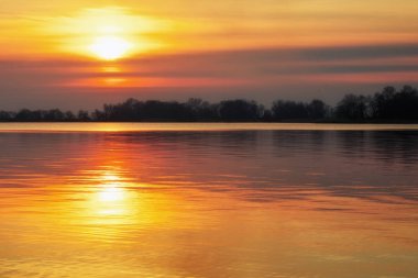 Renkli gün batımı gökyüzü ve deniz ile Deniz Manzarası. Şafakta plaj