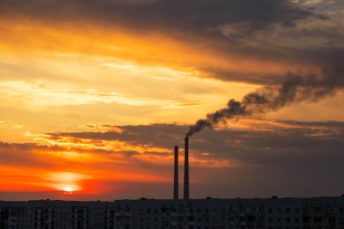 Renkli Magic Sunset. Gün doğumu sırasında şehir evlerinin çatıları. Karanlık