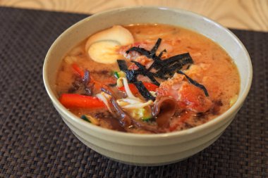 Lezzetli ramen, geleneksel Japon yemeği. Asya mutfağı