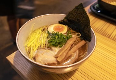 Shoyu ramen, geleneksel Japon yemeği. Asya mutfağı