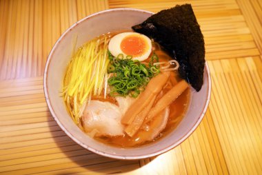 Shoyu ramen, geleneksel Japon yemeği. Asya mutfağı