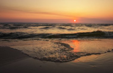 Renkli okyanus plaj gün doğumu. Denizin üzerinde şafak sök. Doğa composit