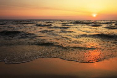 Renkli okyanus plaj gün doğumu. Denizin üzerinde şafak sök. Doğa composit