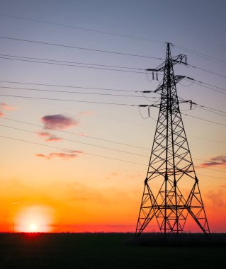 Siluet Gün batımında yüksek gerilim elektrik kuleleri. Yüksek vol