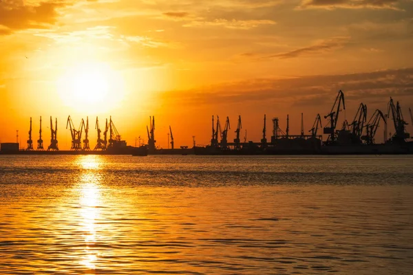 Ateşli gün batımı gökyüzü ve deniz ile güzel manzara. Liman üzerinde