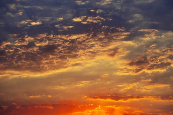 Hermoso cielo ardiente, azul, naranja y rojo, atardecer. Magia vespertina —  Fotos de Stock